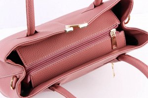 Сумка Классическая средняя небольшая сумка из искусственной кожи, выглядит не большой и миниатюрной, достаточно вместительная. Твердая прямоугольная модная легко впишется в гардероб, идеально дополняе