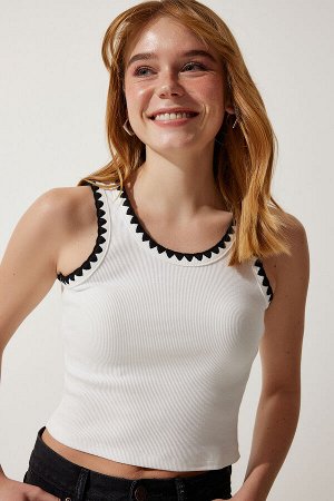 Женская белая укороченная трикотажная блузка с вышивкой HF00451