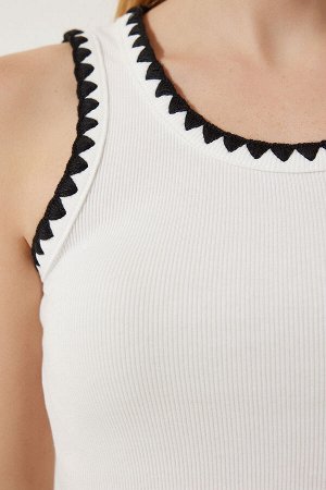 Женская белая укороченная трикотажная блузка с вышивкой HF00451