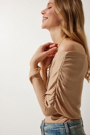 Женская блузка бисквитного цвета с открытыми плечами и сборками US00920