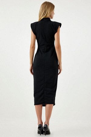 Женское черное стильное трикотажное платье саран со сборками и брошью DE00029