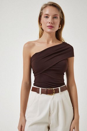 Женская коричневая трикотажная блузка на одно плечо со сборками DZ00112