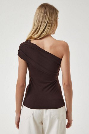 Женская коричневая трикотажная блузка на одно плечо со сборками DZ00112