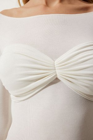 Женская блузка тонкой вязки цвета экрю с деталями на груди US00919