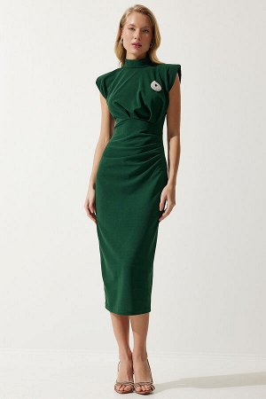 Женское изумрудно-зеленое стильное трикотажное платье саран со сборками и брошью DE00029