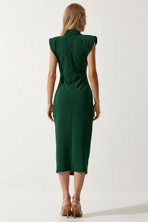 Женское изумрудно-зеленое стильное трикотажное платье саран со сборками и брошью DE00029