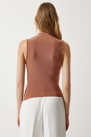 Женская молочно-коричневая трикотажная блузка песочного цвета со сборками без рукавов L_00108