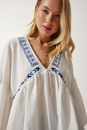 Женская льняная блузка цвета экрю с глубоким V-образным вырезом и воланами с вышивкой RG00006