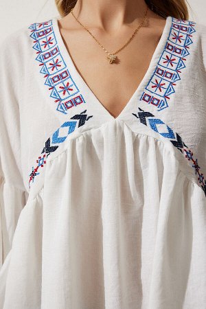 Женская льняная блузка цвета экрю с глубоким V-образным вырезом и воланами с вышивкой RG00006