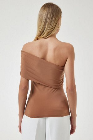 Женская трикотажная блузка бисквитного цвета со сборками на одно плечо DZ00112