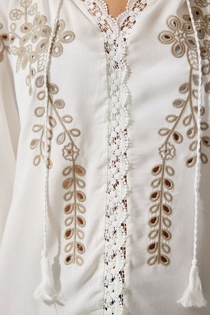 Женская трикотажная блузка цвета экрю с вышивкой ES00149
