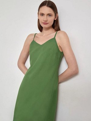Сарафан Базовый сарафан естественного зелёного цвета хорошо впишется в любой гардероб. Выполнен из хлопка, вискозы и льна. Модель с широким треугольным вырезом и открытой спиной имеет длину выше колен