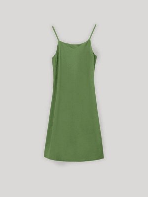 Сарафан Базовый сарафан естественного зелёного цвета хорошо впишется в любой гардероб. Выполнен из хлопка, вискозы и льна. Модель с широким треугольным вырезом и открытой спиной имеет длину выше колен
