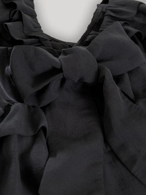 Сарафан Нарядное чёрное платье прямого силуэта. Открытая спина и бант, воланы и необычная пройма выглядят празднично. Платье будет очень кстати в отпуске. В нём вы будете прекрасно чувствовать себя на