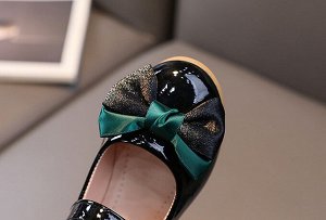 Туфли для девочки нарядные лаковые с застежкой, черные с черно-зеленым бантом