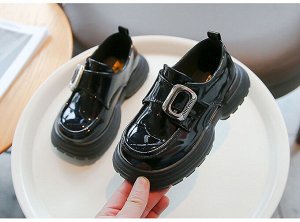 Туфли для девочки с пряжкой и застежкой, черные лаковые