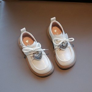 Туфли для девочки, молочного цвета с декором