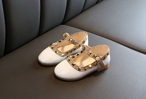 Туфли для девочки с застежкой и металлическим декором, белые с бежевым кантом