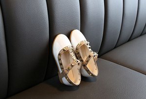 Туфли для девочки с застежкой и металлическим декором, белые с бежевым кантом