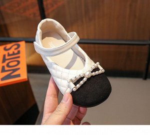 Туфли для девочки с застежкой липучкой, с декором, белые с черным носком