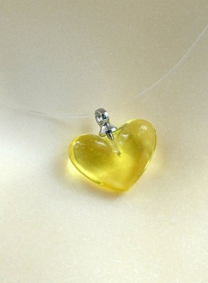 Подвеска сердце из янтаря 13*9мм на леске цв.лимонный, 40см