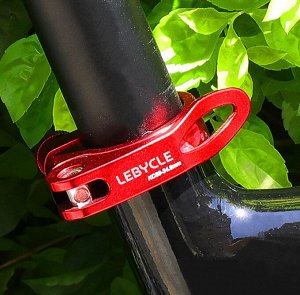 Хомут для подседельного штыря LeBycle R01. Красный (31.8 мм)