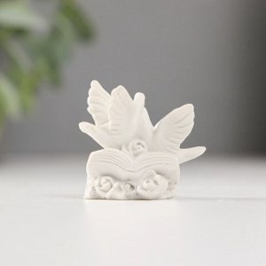 Фигурка полистоун «Голубки на книге», 3.8 см, МИКС