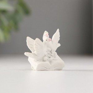 Фигурка полистоун «Голубки на книге», 3.8 см, МИКС