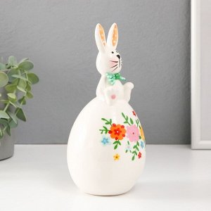 Фигурка керамика «Зайка на цветочном яйце уши в горошек», 8.8x8.8x19 см
