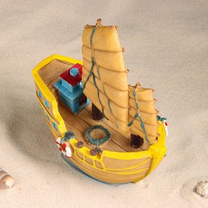 Сувенирная модель корабля «Парусник бежевый», фигурка полистоун, 15x17x9 см