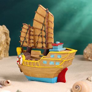 Сувенирная модель корабля «Парусник бежевый», фигурка полистоун, 15x17x9 см