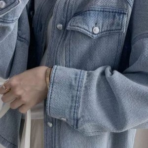Женская джинсовая куртка с накладными карманами, как на фото