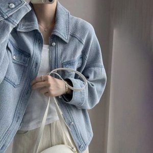 Женская джинсовая куртка с накладными карманами, как на фото