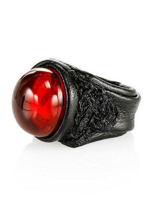 Эффектное кожаное кольцо «Нефертити» со вставкой из цельного янтаря красного цвета