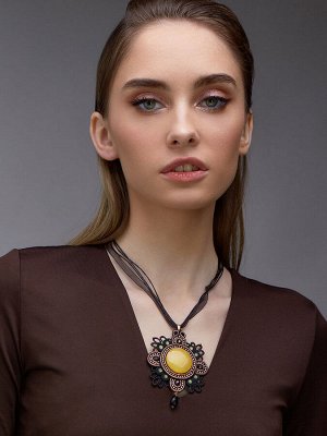Ажурная плетёная чёрная подвеска с медовым янтарём «Индия» на шнурке