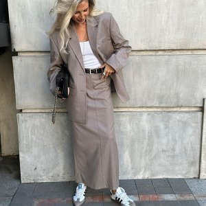 Женский костюм: пиджак + длинная юбка, принт "полоски", цвет серый