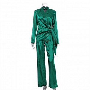Женский костюм: рубашка на запах + брюки, цвет зеленый