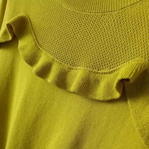 Пуловер из тонкого трикотажа с круглым вырезом и декор. воланом, зеленый