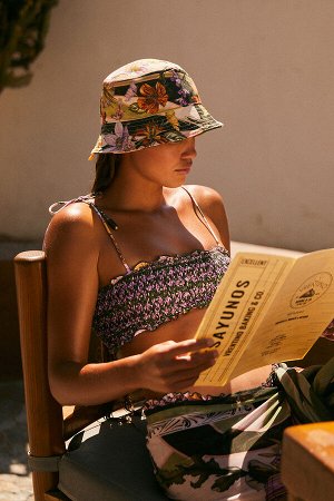 Топ-лиф Dalia с мелким цветочным принтом. Выполнен из люксовой ткани, с тактильным эффектом гладкого и легкого шелка, которая быстро сохнет и сохраняет цвет. Сочетайте с плавками 12795 Pam
