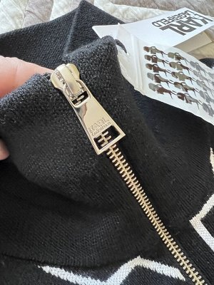 Платье KARL LAGERFELD BIG MONOGRAM FITTED ZIP DRESS