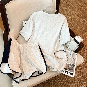 Женский летний костюм-двойка: футболка с минималистичным вышитым принтом + шорты, светло-серый