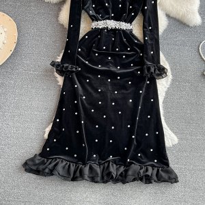 Женское платье с длинным рукавом, цвет черный, с оборками и стразами