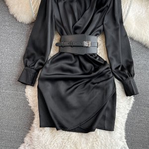 Женское платье с широким поясом, цвет черный
