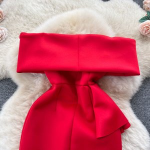 Женское платье с открытыми плечами, цвет красный