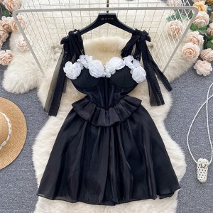 Женское платье с декором "розы", цвет черный