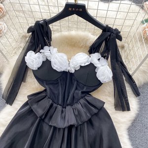 Женское платье с декором "розы", цвет черный