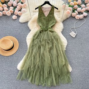 Женское платье с кружевными вставками, цвет зеленый