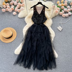 Женское платье с кружевными вставками, цвет черный