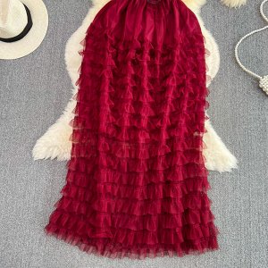 Женское платье с оборками, цвет красный
