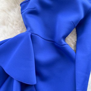Женское платье с одним рукавом и оборками, цвет синий